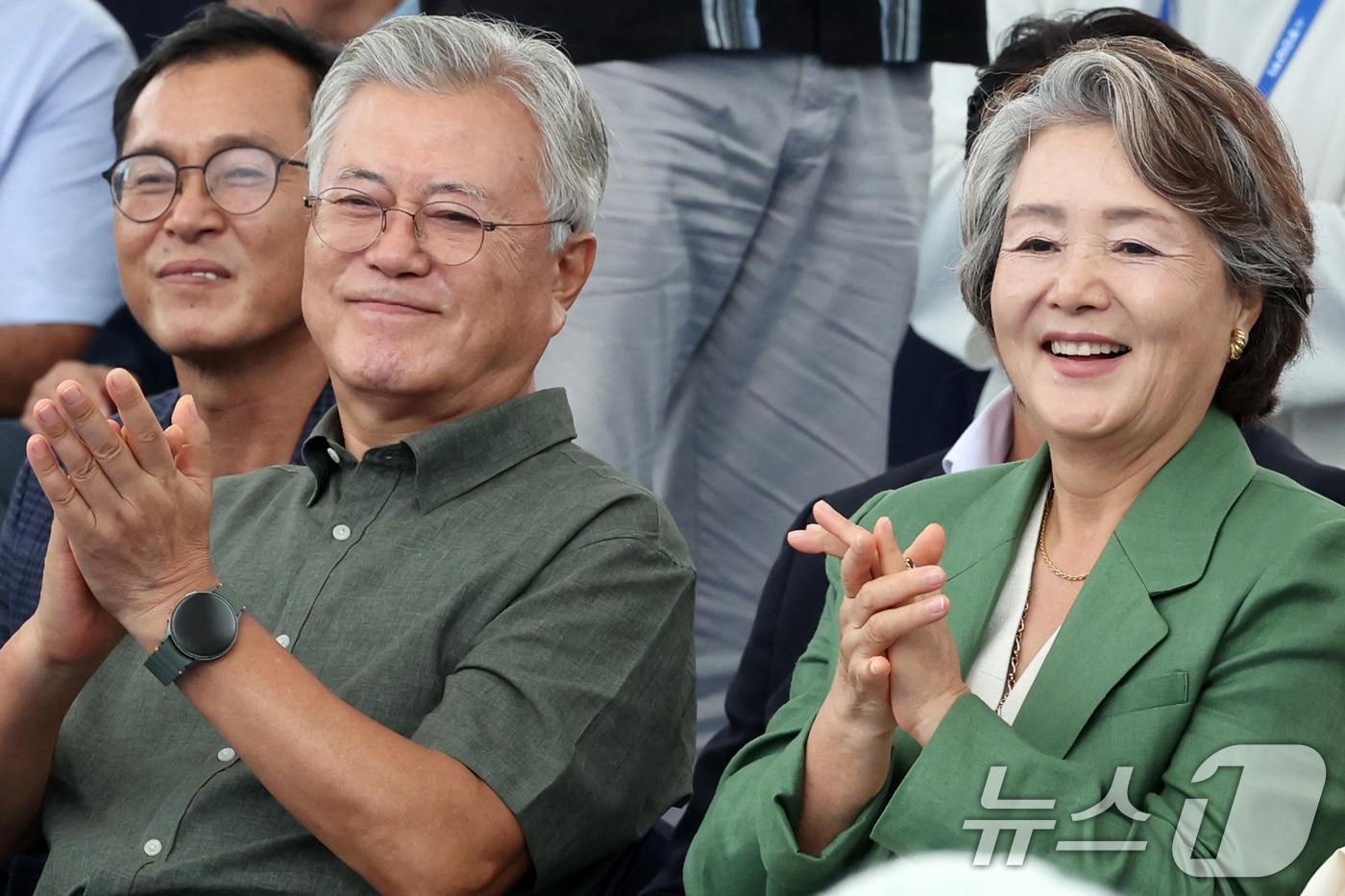 문재인 전 대통령 부인과 김정숙 여사가 12일 광주 동구 5·18민주광장에서 열린 2025 세계양궁선수권대회 리커브 여자 개인 결승전을 관람하고 있다. 2025.9.12/뉴스1 ⓒ News1 이승현 기자