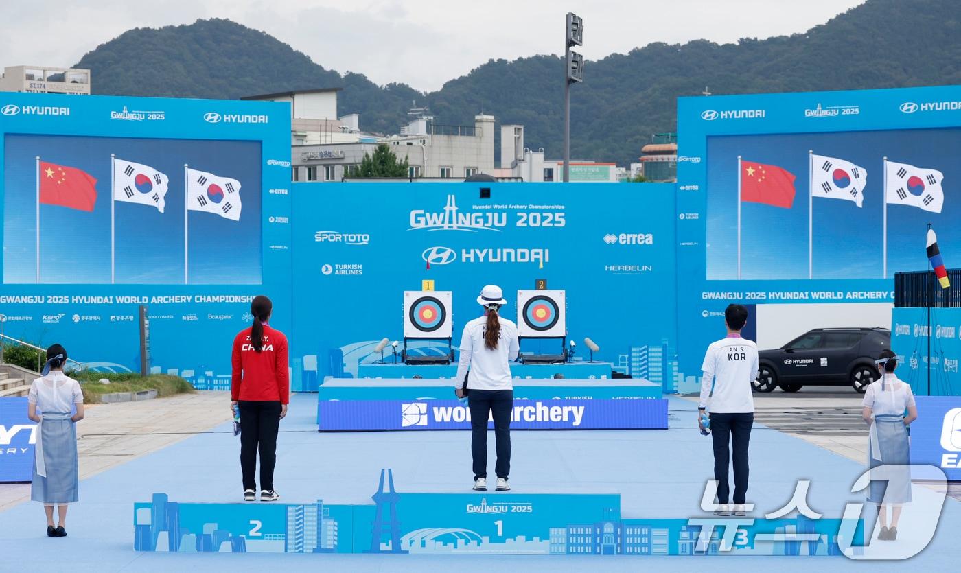 강채영이 12일 광주 동구 5·18민주광장 특설경기장에서 열린 2025 세계양궁선수권대회 리커브 여자 개인전 시상식에서 금메달을 들어보이고 있다. 은메달은 중국 주징이, 동메달 한국 안산이 차지했다. 2025.9.12/뉴스1 ⓒ News1 김태성 기자