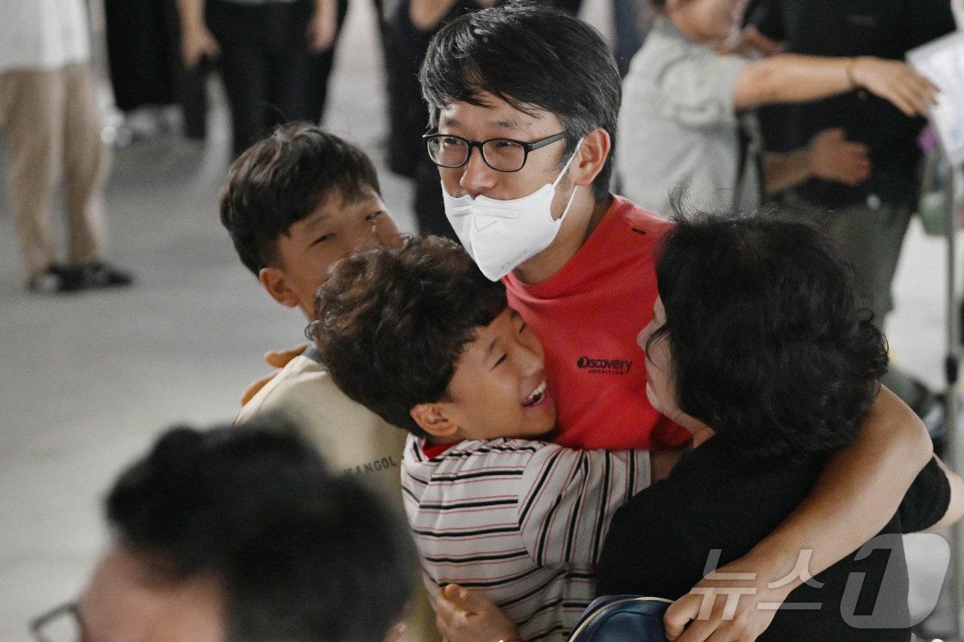 미국 이민당국에 의해 조지아주에 구금됐던 한국인 근로자들이 12일 인천국제공항 제2여객터미널을 통해 귀국한 뒤 주차장에서 가족과 만나고 있다. (공동취재) 2025.9.12/뉴스1 ⓒ News1 박지혜 기자
