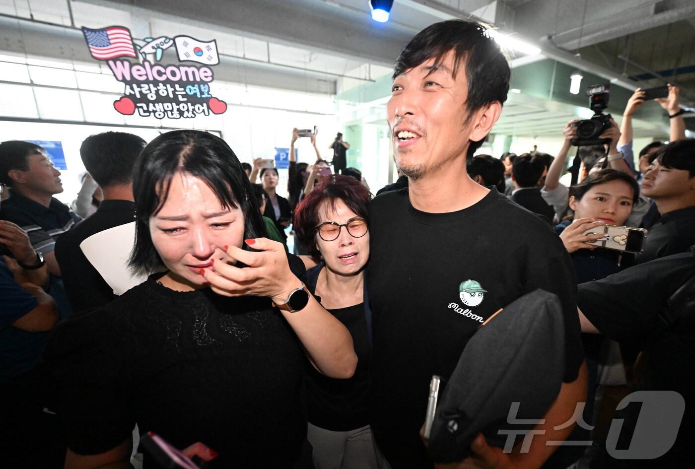 미국 이민당국에 의해 조지아주에 구금됐던 LG앤솔 직원 조영휘 씨(81년생)가 12일 인천국제공항 제2여객터미널을 통해 귀국한 뒤 주차장에서 가족과 만나고 있다. (공동취재) 2025.9.12/뉴스1 ⓒ News1 박지혜 기자