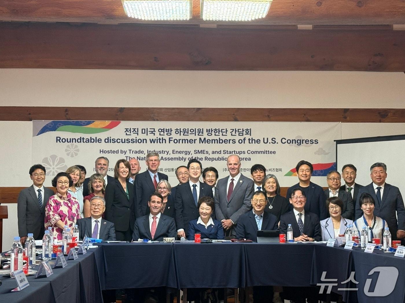 본문 이미지 - 이노비즈협회는 12일 여의도 국회 사랑재에서 미국 전직 연방 하원의원(FMC) 방한단과 간담회를 갖고 미국 시장 진출을 위한 교류의 자리를 마련했다. (이노비즈협회 제공)