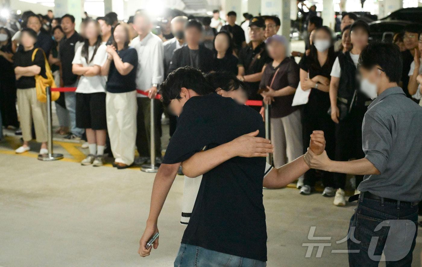 미국 이민 당국에 체포·구금됐다가 석방된 LG 엔솔 한국인 근로자들이 지난 12일 오후 인천국제공항 P2 장기주차장에서 가족들과 상봉하고 있다. 2025.9.12 2025.9.12/뉴스1 ⓒ News1 박지혜 기자