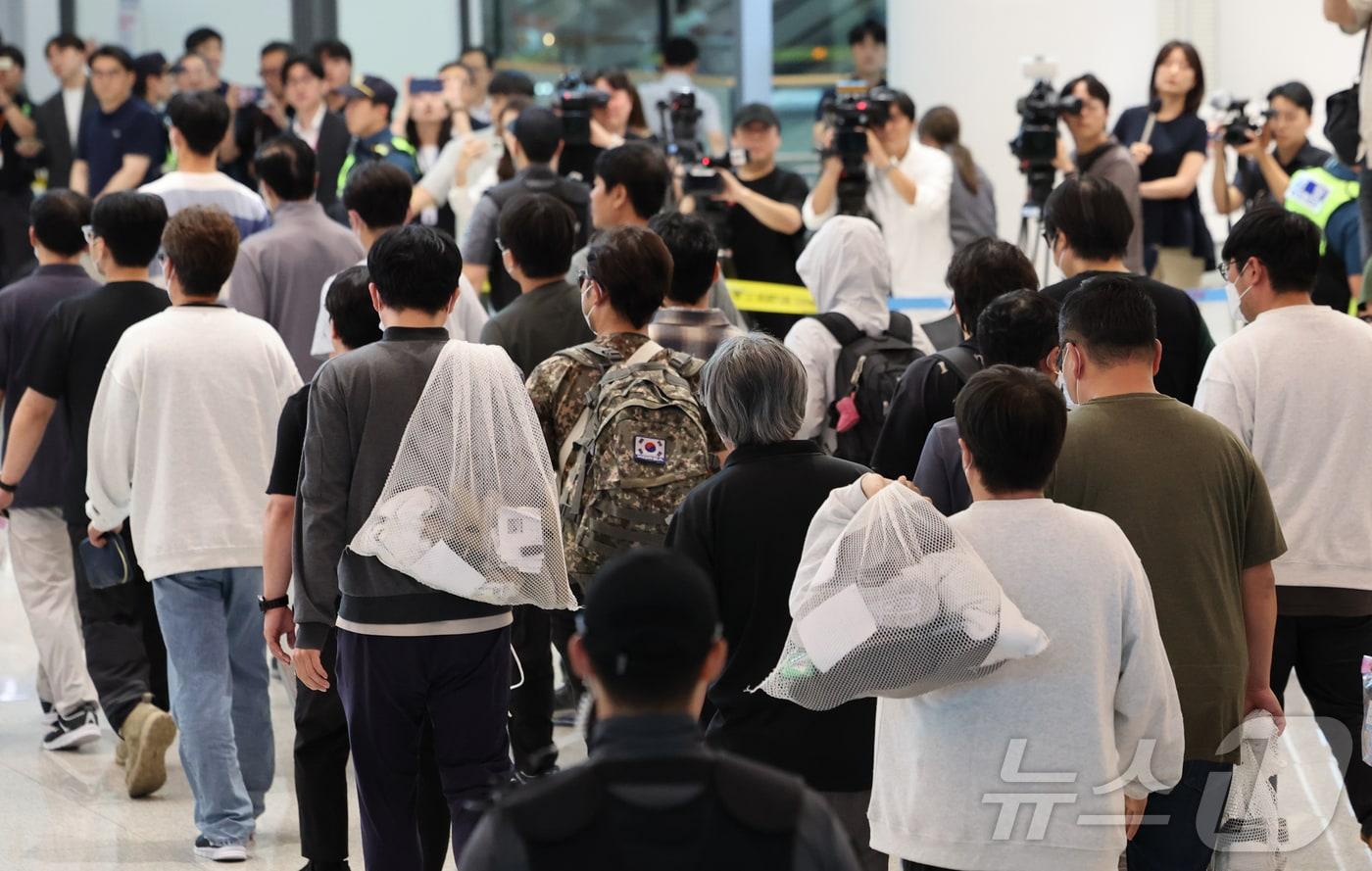 미국 이민당국에 의해 체포됐던 한국인 근로자가 지난 12일 인천국제공항 제2여객터미널을 통해 귀국하고 있다. &#40;공동취재&#41;2025.9.12/뉴스1 ⓒ News1 박지혜 기자