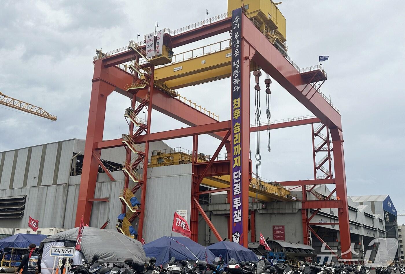 백호선 노조 지부장이 12일 회사 내 40m 높이의 턴오버 크레인에 올라 사흘째 고공 농성을 벌이고 있다. &#40;HD현대중공업 노조 제공. 재판매 및 DB 금지&#41; /뉴스1