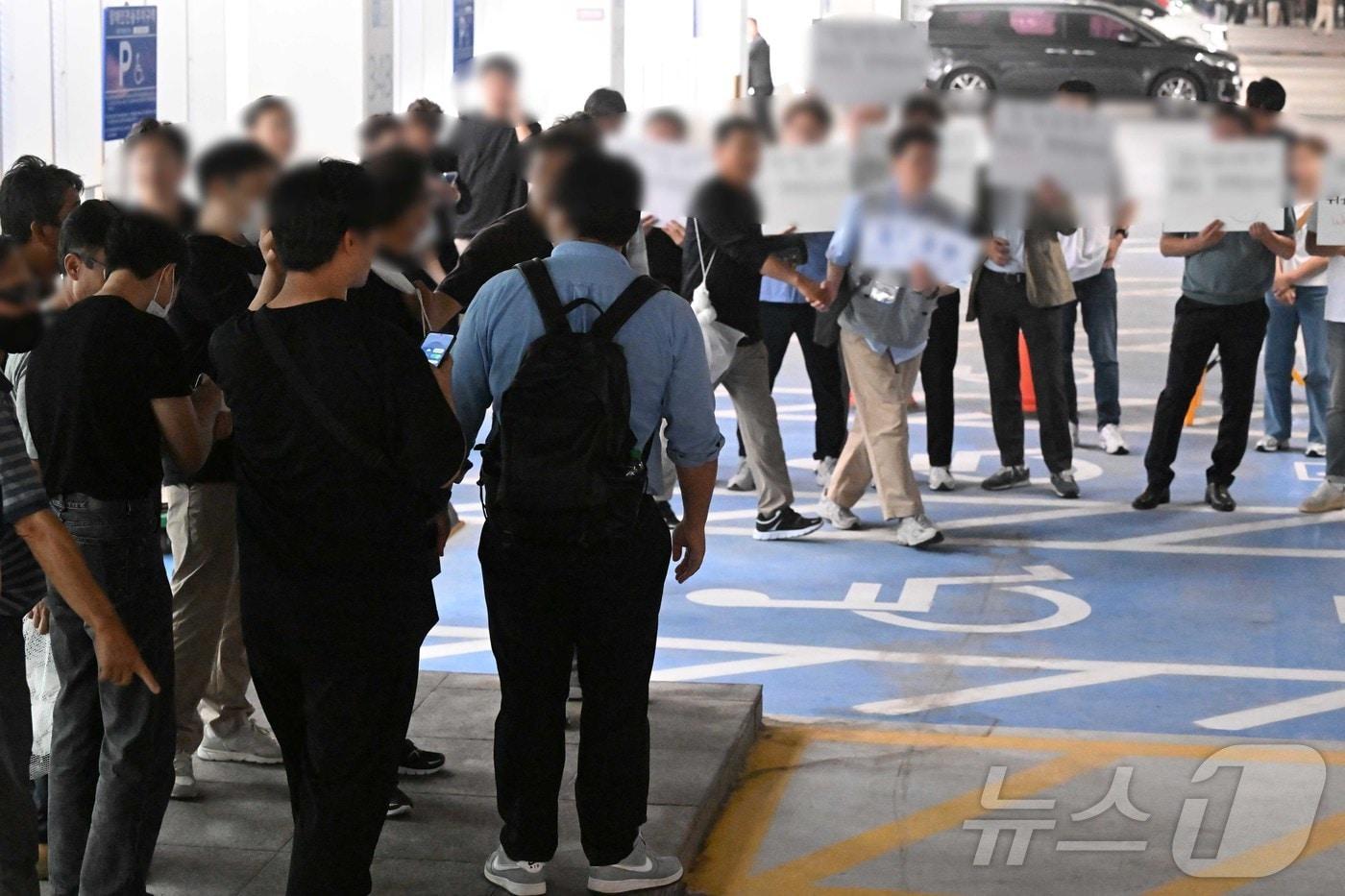 미국 조지아주 현대차그룹·LG에너지솔루션 배터리 합작 공장 건설 현장에서 체포·구금됐던 현대엔지니어링 근로자들이 12일 오후 인천국제공항을 통해 귀국한 뒤 주차장에서 가족과 만나기 위해 이동하고 있다. (공동취재) 2025.9.12/뉴스1 ⓒ News1 박지혜 기자