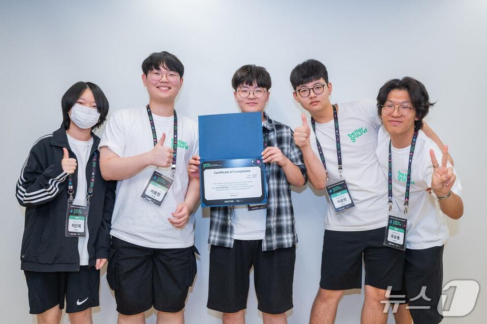 본문 이미지 - &#39;바코드&#39;팀 학생들이 기념사진을 찍고 있다.&#40;전남교육청 제공, 재판매 및 DB금지&#41;/뉴스1 