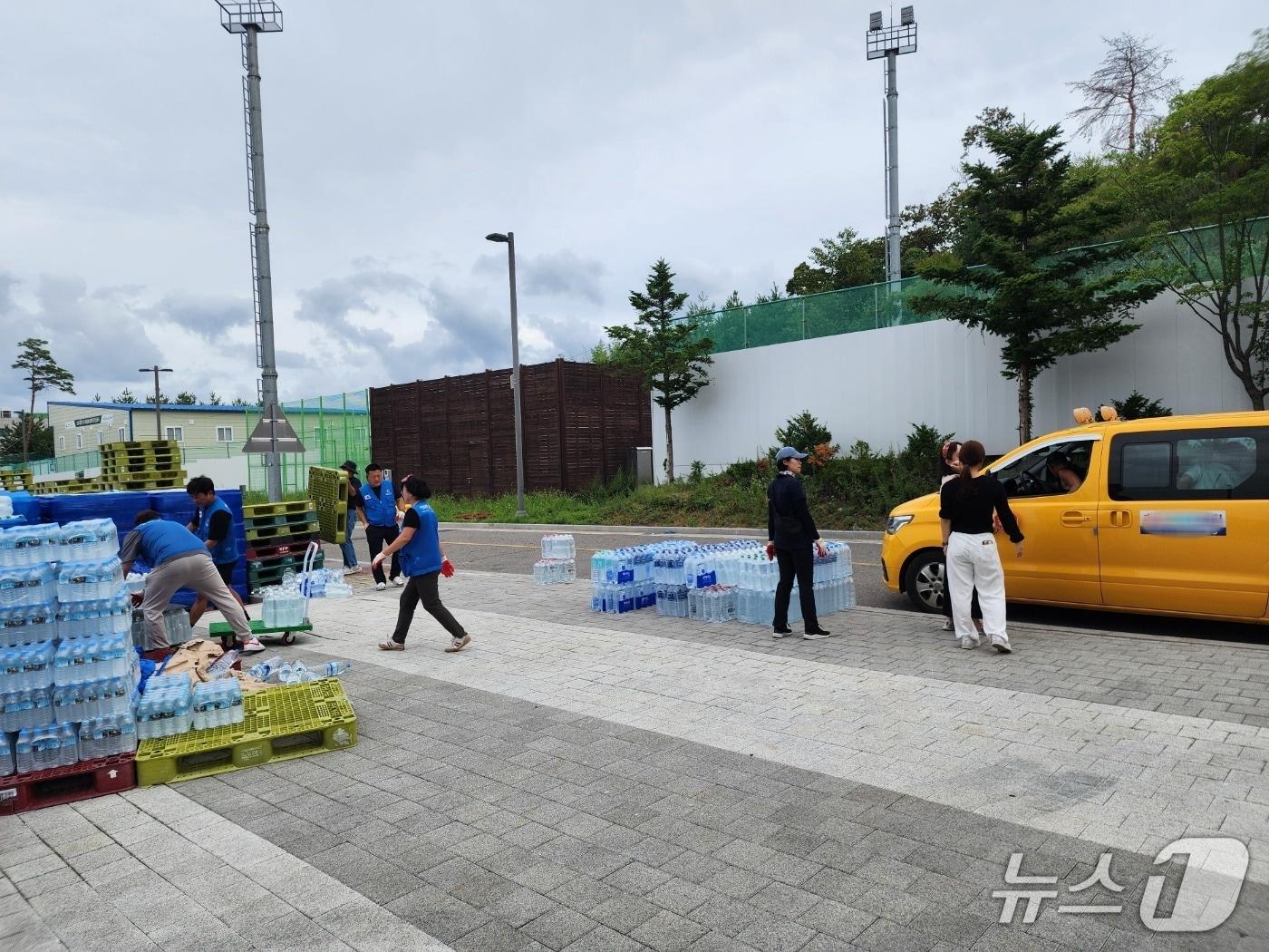 본문 이미지 - 어린이집 관계자들에게 생수 배부.&#40;강릉시 제공, 재판매 및 DB 금지&#41; 2025.9.12/뉴스1