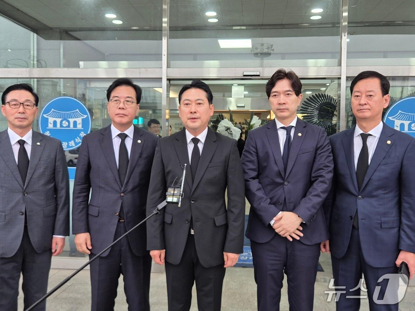 본문 이미지 - 장동혁 국민의힘 당대표(사진 가운데)가 故 이재석 경사의 넋을 기린 뒤 발언하고 있다/뉴스1