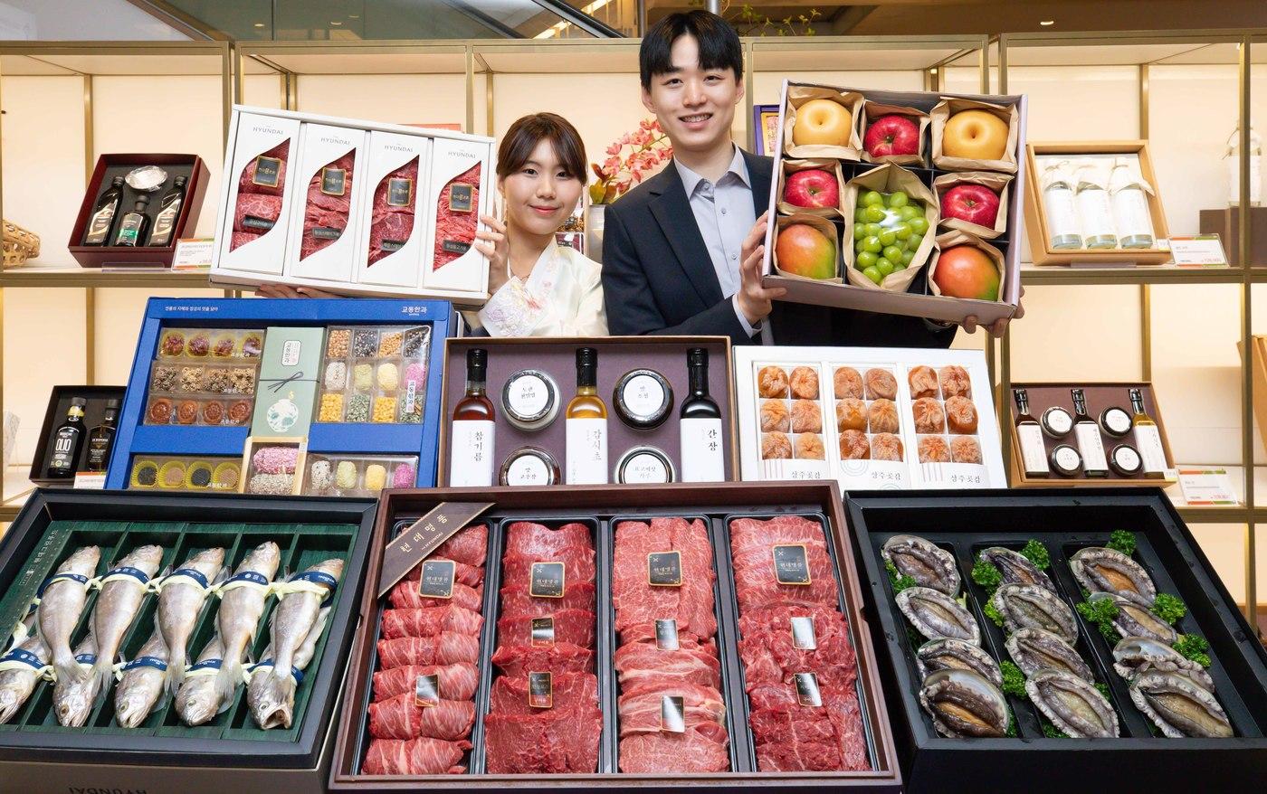 현대백화점은 16일부터 다음달 5일까지 압구정본점 등 전국 점포 식품관과 온라인몰인 더현대닷컴·현대식품관 투홈·현대H몰에서 ‘2025년 추석 선물세트 본판매' 행사를 진행한다(현대백화점제공)