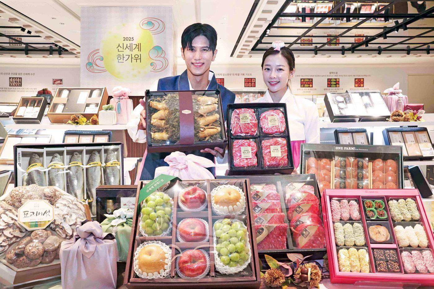 신세계백화점은 16일부터 다음달 4일까지 전국 13개 점포에 추석선물 특판 매장을 열고 선물세트 본 판매에 나선다.(신세계백화점제공)