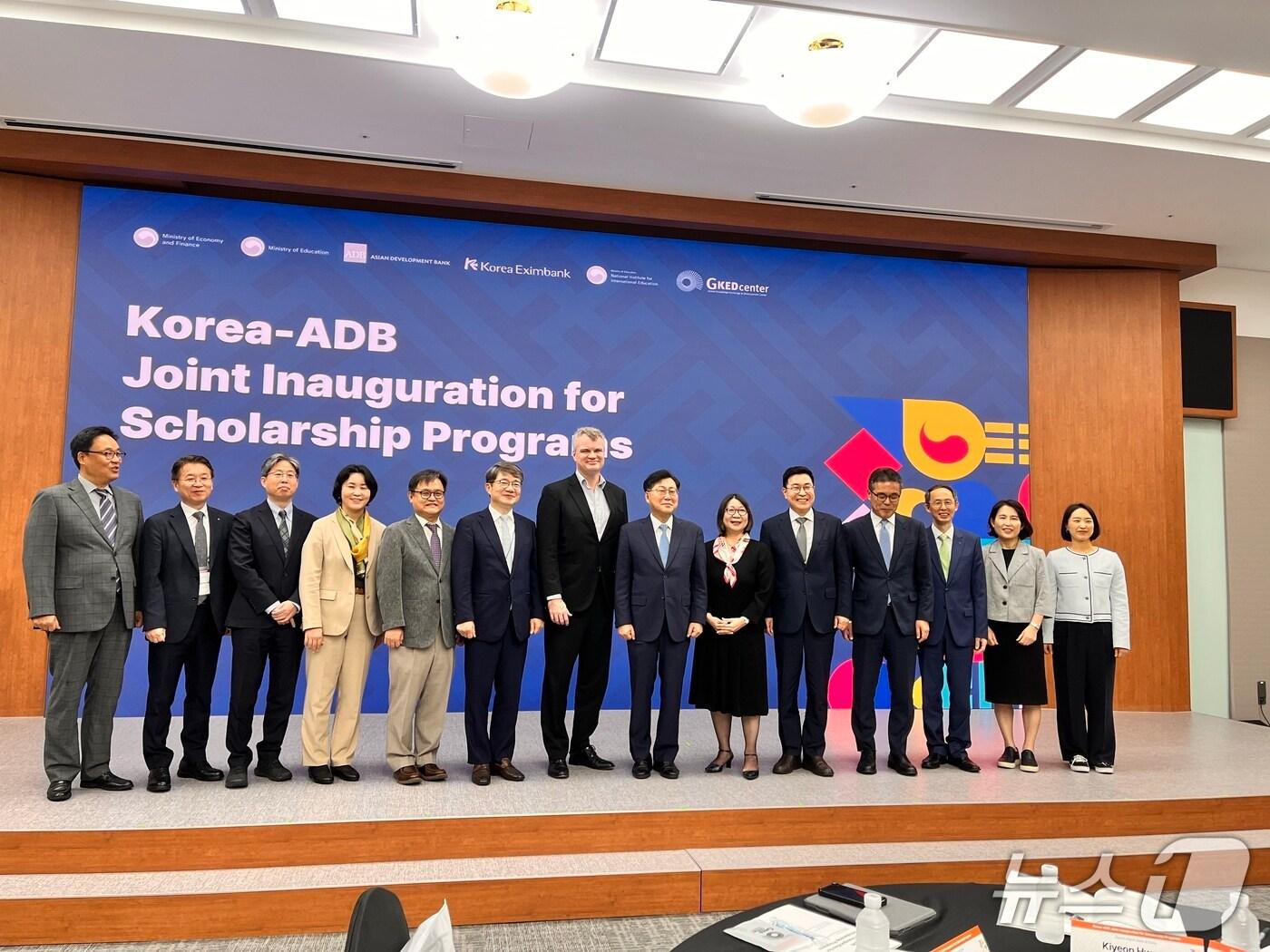 본문 이미지 - 교육부는 지난 12일 서울 동대문구 한국개발연구원 글로벌지식협력센터에서 '한국-아시아개발은행 공동 장학 프로그램 환영 행사'를 열었다.(교육부 제공)