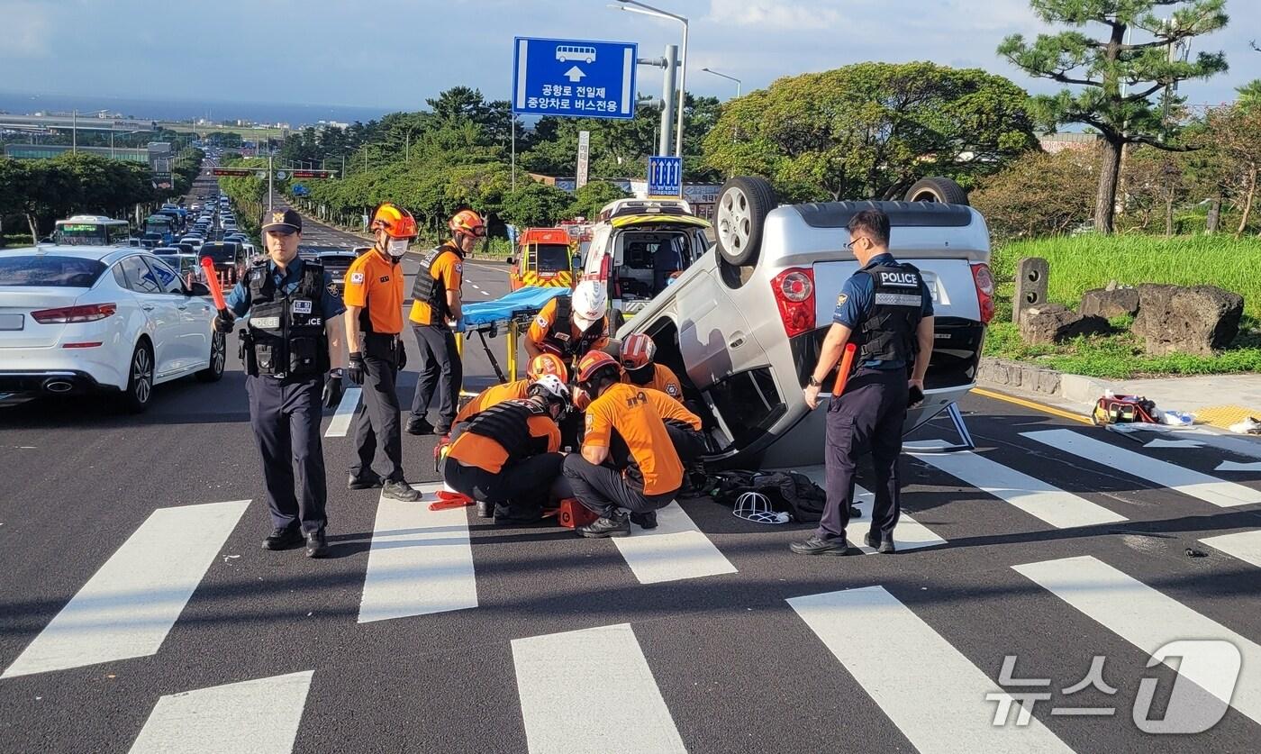 12일 오후 제주시 신제주입구 사거리에서 발생한 차량 전복사고.(제주도소방안전본부 제공. 재판매 및 DB 금지)