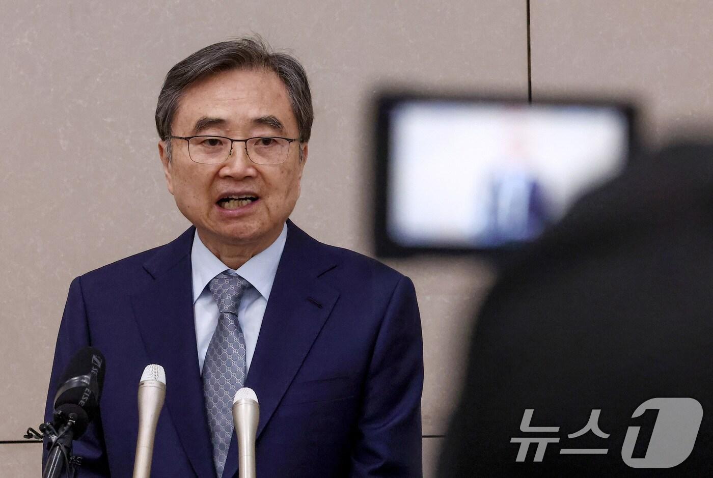 한국인 300명 구금 사태 해결을 위해 미국을 방문해 마코 루비오 미 국무장관과 협상을 마치고 돌아온 조현 외교부 장관이 12일 인천국제공항 제2여객터미널을 통해 귀국한 후 도어스테핑을 하고 있다. 2025.9.12/뉴스1 ⓒ News1 김성진 기자