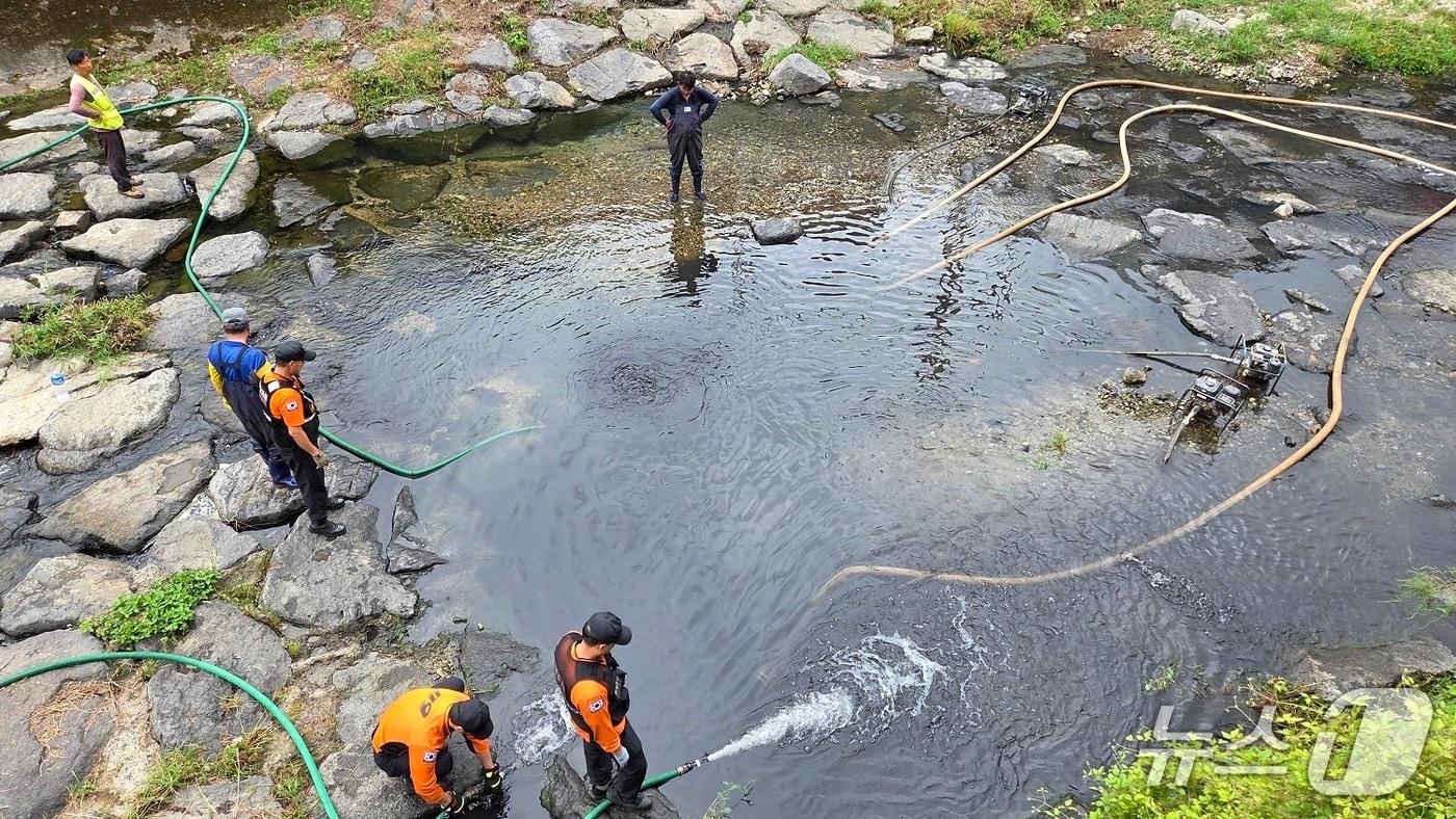 12일 경남 창원시 마산회원구 산호천에 수질오염사고가 발생해 시 관계자들이 복구 작업을 하고 있다.(창원시 제공. 재판매 및 DB금지)