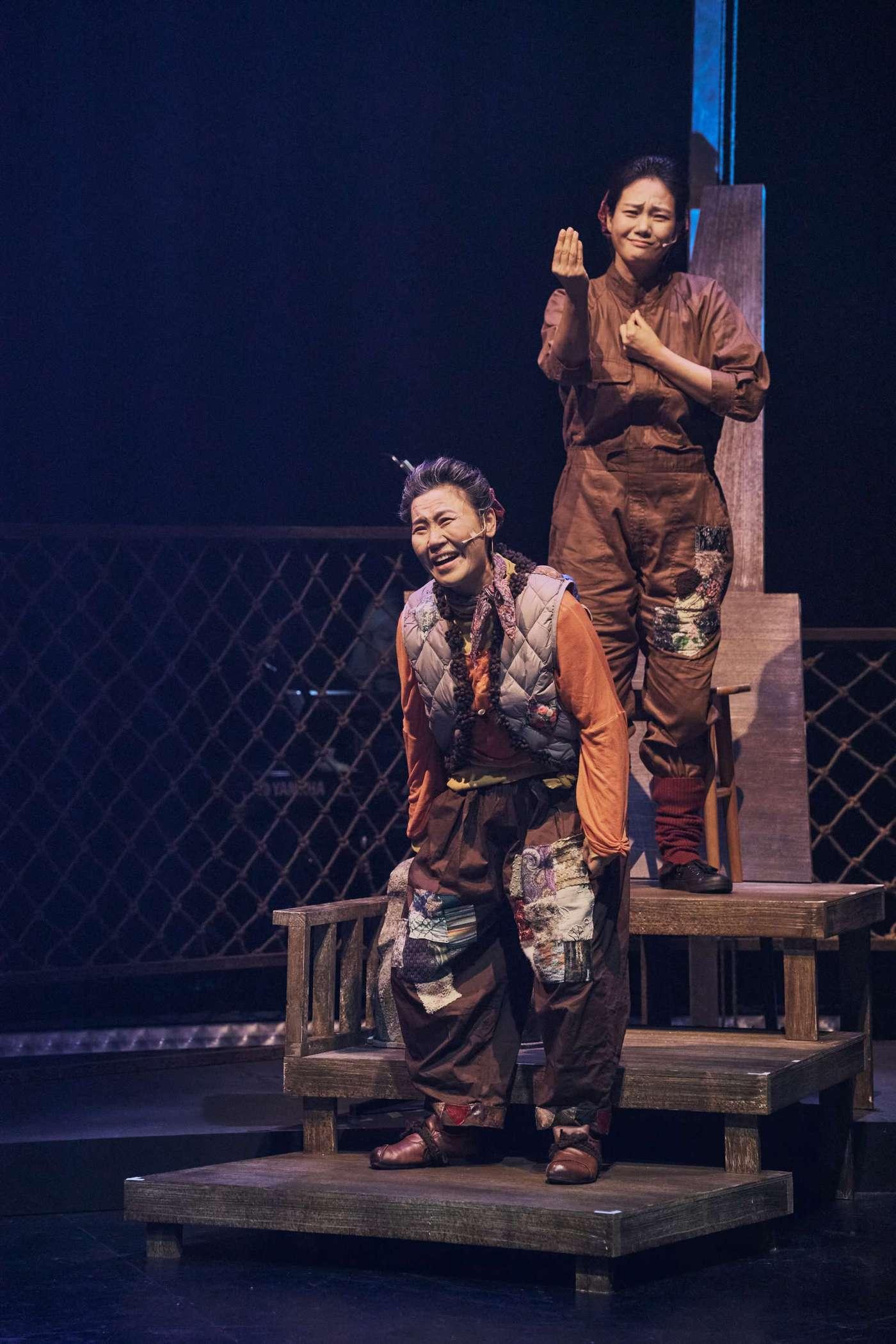 본문 이미지 - &#39;해리엇&#39; 드레스리허설에서 바다거북 &#39;해리엇&#39; 역의 문상희&#40;앞&#41;와 &#39;그림자 소리&#39;를 맡은 김설희&#40;강동문화재단 제공&#41;