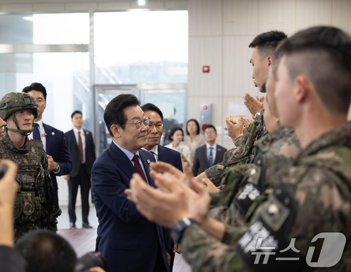 본문 이미지 - 이재명 대통령이 12일 강원 화천군 육군 제7보병사단 칠성전망대를 방문해 군 장병들을 격려하고 있다. &#40;대통령실 제공. 재판매 및 DB 금지&#41; 2025.9.12/뉴스1 ⓒ News1 허경 기자