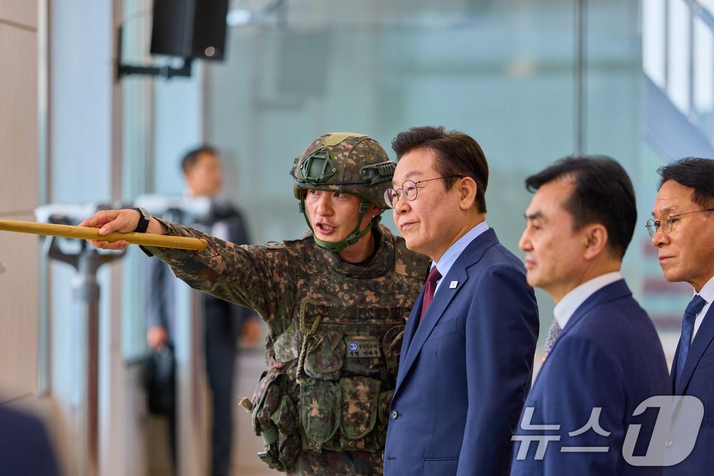 이재명 대통령이 12일 강원도 화천군 육군 제7보병사단 칠성전망대를 방문해 우리 군의 대비 태세를 점검하고 있다. &#40;대통령실 제공. 재판매 및 DB 금지&#41; 2025.9.12/뉴스1 ⓒ News1 허경 기자