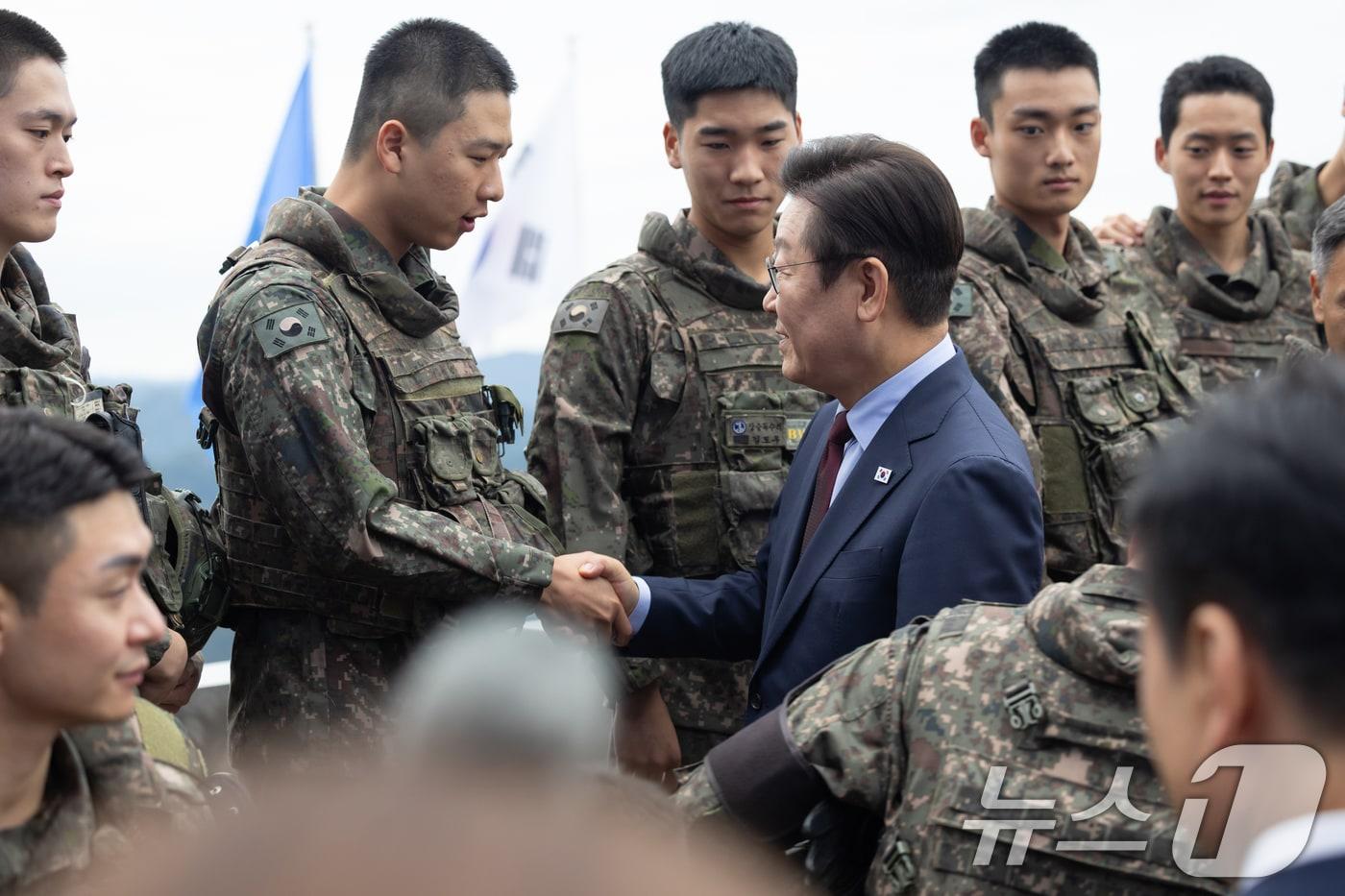이재명 대통령이 12일 강원도 화천군 육군 제7보병사단 칠성전망대를 방문해 군 장병들을 격려하고 있다. (대통령실 제공. 재판매 및 DB 금지) 2025.9.12/뉴스1 ⓒ News1 허경 기자