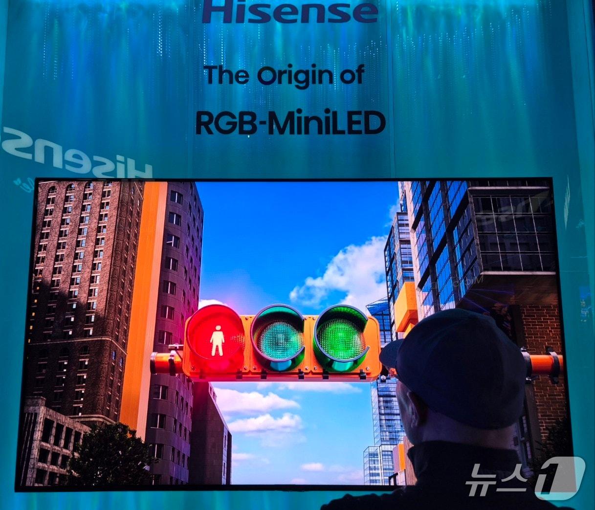 본문 이미지 - IFA2025 참관객이 중국 하이센스 부스에서 RGB-미니LED TV를 살펴보고 있다.2025.9.5/뉴스1 최동현 기자