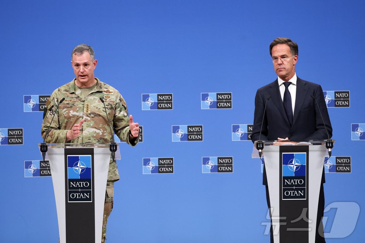 마르크 뤼터 북대서양조약기구&#40;나토&#41; 사무총장과 알렉서스 그린케위치 나토 최고사령관이 12일&#40;현지시간&#41; 벨기에 브뤼셀 나토 본부에서 기자회견을 열고 동부전선 방어태세 강화 계획을 발표하고 있다. 2025.9.12 ⓒ 로이터=뉴스1 ⓒ News1 강민경 기자