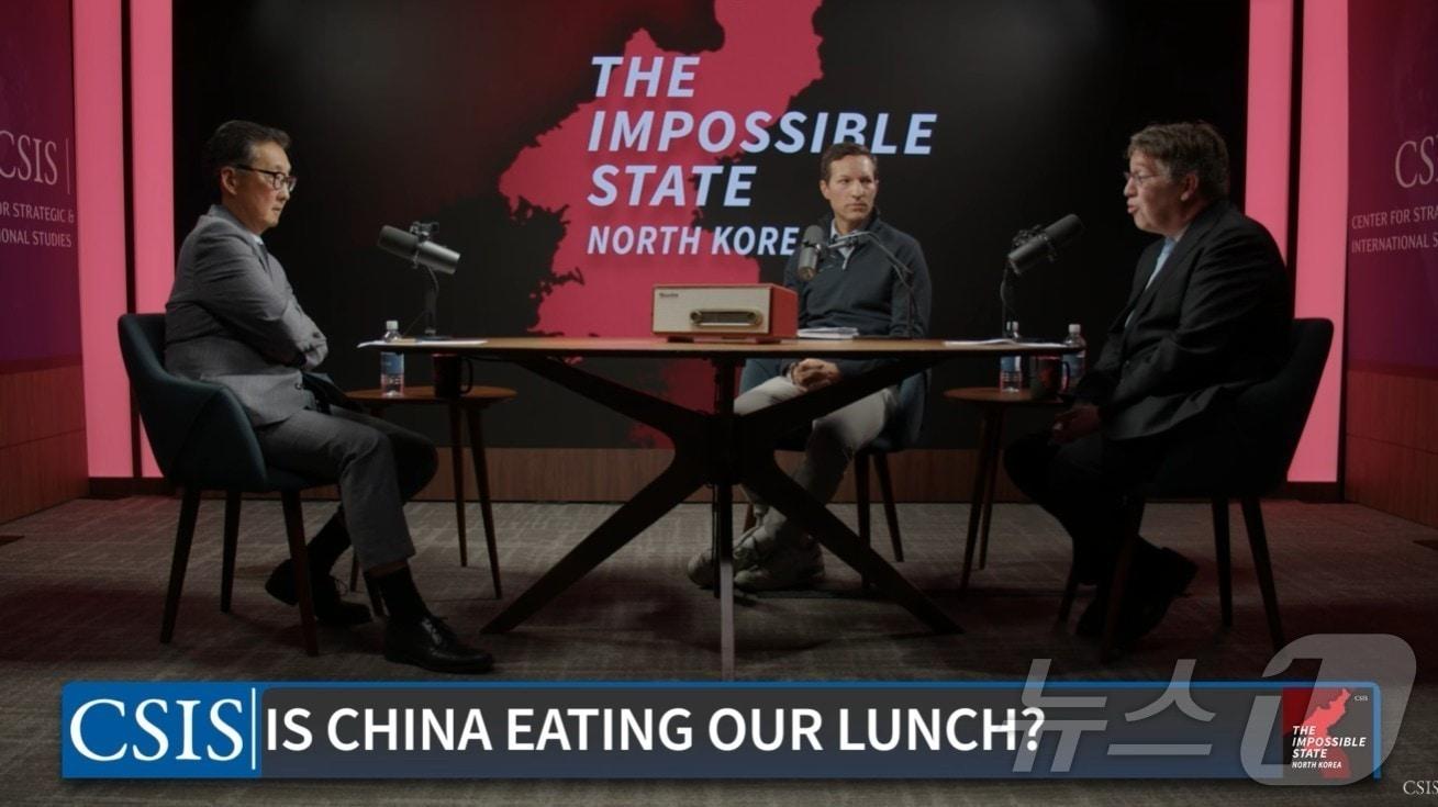 본문 이미지 - 미 워싱턴DC 싱크탱크인 국제전략문제연구소&#40;CSIS&#41;가 12일&#40;현지시간&#41; 방영한 팟캐스트에서 빅터 차 CSIS 한국석좌&#40;왼쪽부터&#41;와 일라이 래트너 전 국방부 차관보, 스콧 스나이더 한미경제연구소&#40;KEI&#41; 소장이 지난 3일 중국 전승절 80주년 행사에서 보여준 북중러 연대에 대해 대담하고 있다.&#40;CSIS방송 캡처, 재판매 및 DB금지&#41; ⓒ News1 류정민 특파원