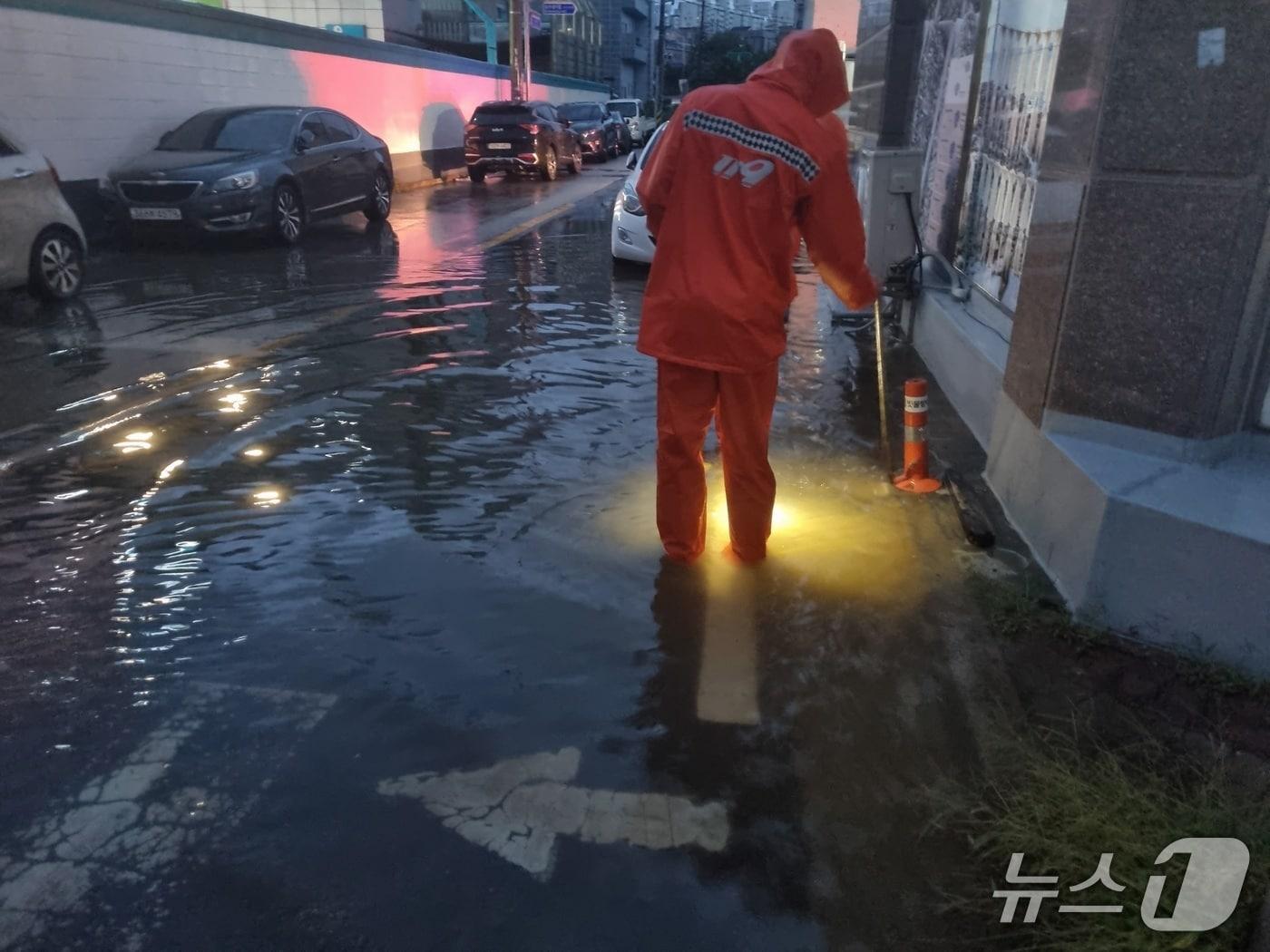 본문 이미지 - 13일 새벽 내린 비로 군산시 수성동 한 도로가 침수되는 피해가 발생했다.&#40;소방제공. 재판매 및 DB금지&#41;2025.9.13/뉴스1