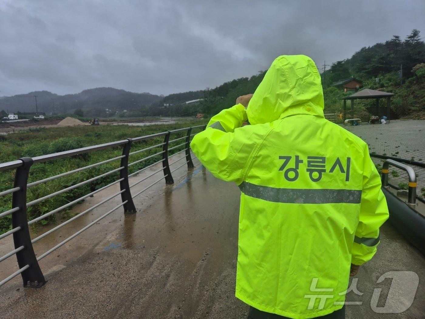 본문 이미지 - 극심한 가뭄을 겪고 있는 강원 강릉지역에 많은 비가 내린 13일 김홍규 강릉시장이 홍제동 남대천 임시취수장을 찾아 현장을 살피고 있다. 2025.9.13/뉴스1 ⓒ News1 윤왕근 기자