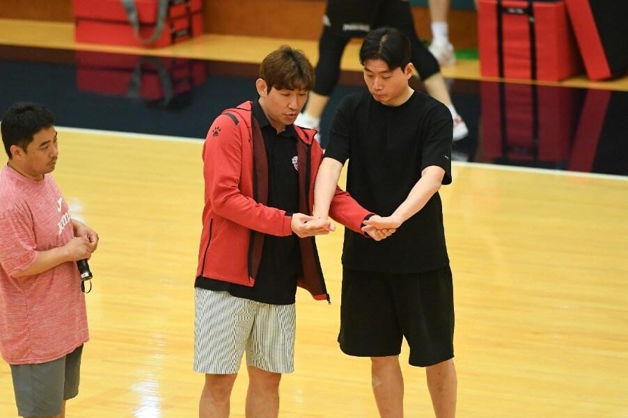 본문 이미지 - 양동근 울산 현대모비스 감독&#40;가운데&#41;이 일본 전지훈련에서 선수들을 지도하고 있다. &#40;울산 현대모비스 제공&#41;