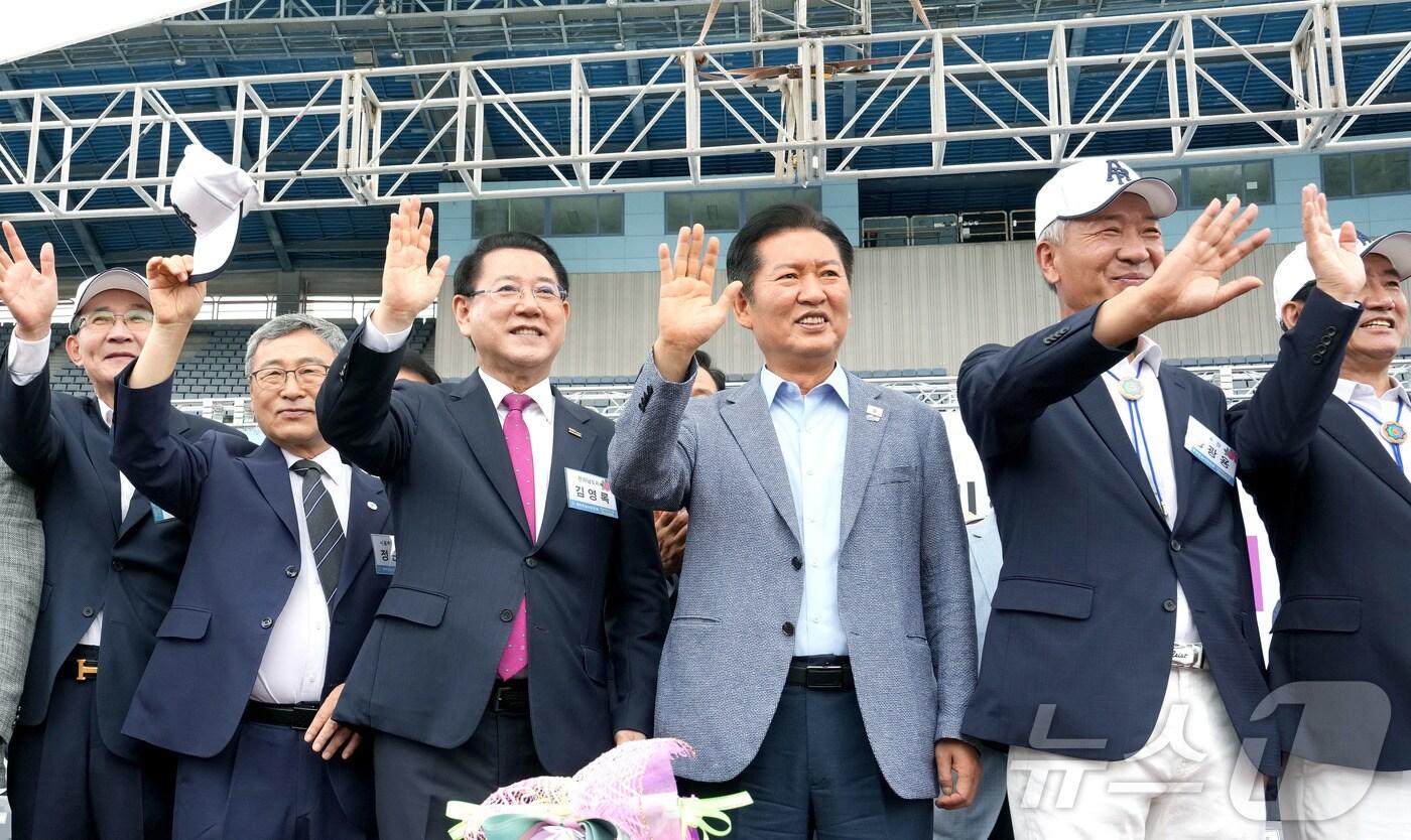 김영록 전라남도지사가 13일 경기도 부천종합운동장에서 열린 ‘광주전남시도민회 한마음 대축제’에서 정청래 민주당 대표를 비롯한 주요 내빈들과 각 시·군 향우회원들의 입장을 환영하고 있다.&#40;전남도 제공. 재판매 및 DB금지&#41; 2025.9.13/뉴스1