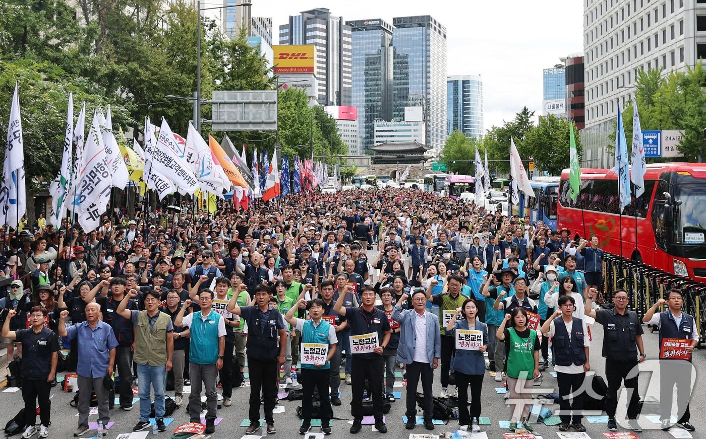 민주노총 양경수 위원장과 조합원들이 13일 오후 서울 중구 시청역 앞에서 열린 &#39;진짜사장 교섭 쟁취·노동기본권 실현·노정교섭 쟁취&#39;를 위한 9·13 민주노총 결의대회에서 구호를 외치고 있다. 2025.9.13/뉴스1 ⓒ News1 오대일 기자