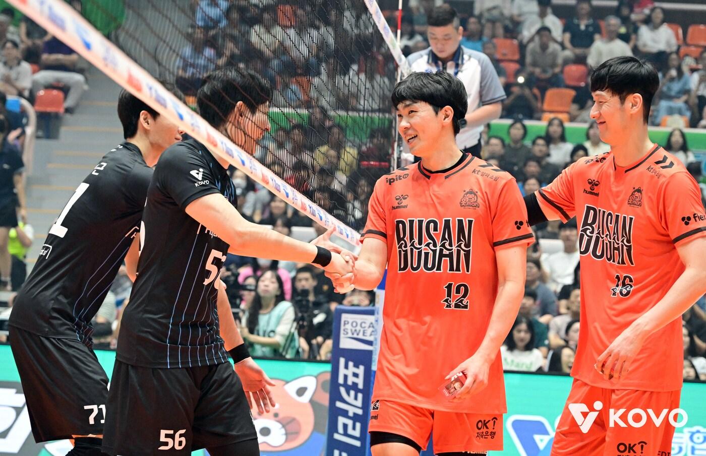 남자 프로배구 OK저축은행이 개막전 승리를 거뒀다.&#40;KOVO 제공&#41; 