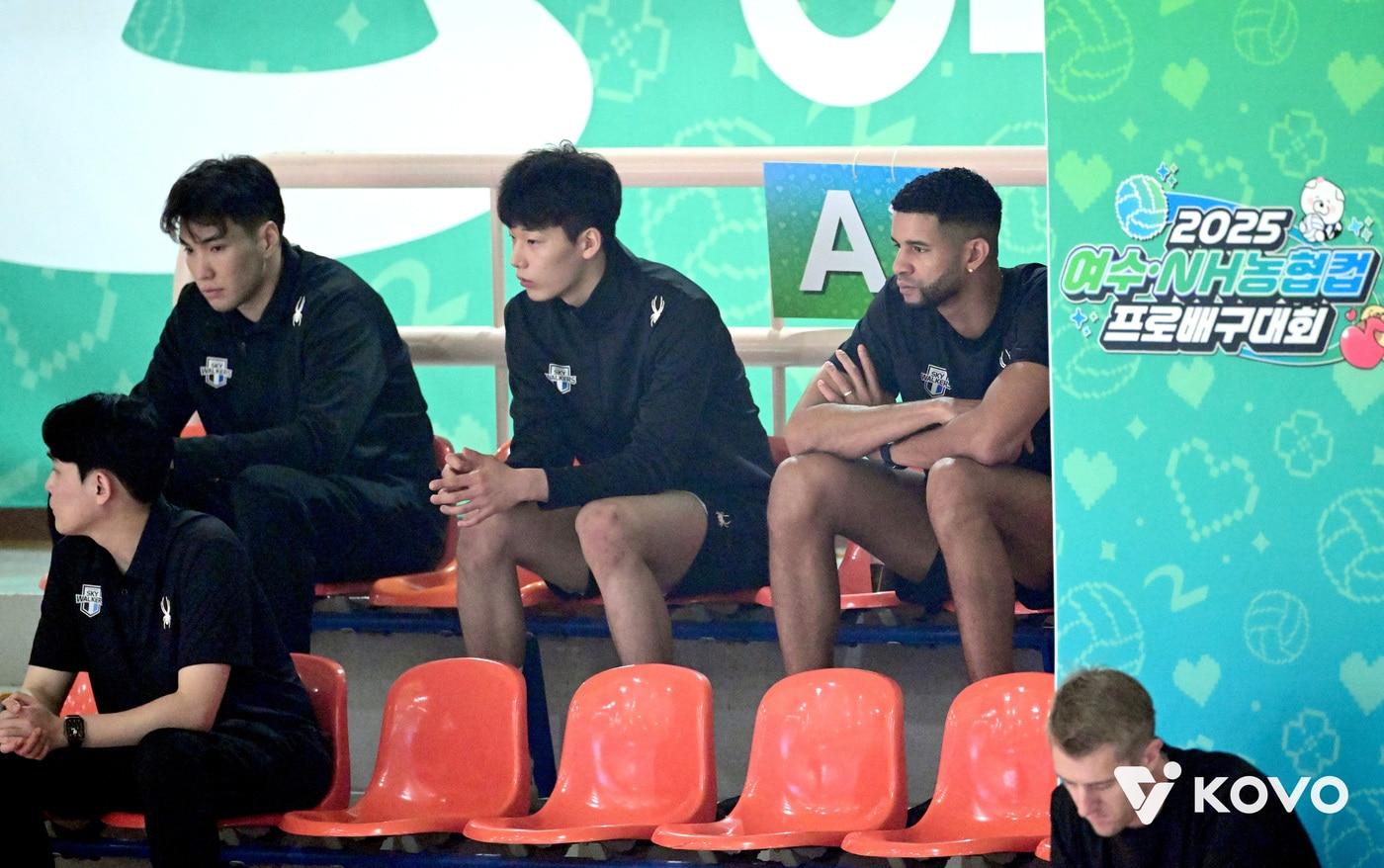 관중석에서 경기를 지켜보는 현대캐피탈의 외국인 선수 레오&#40;오른쪽&#41;&#40;KOVO제공&#41; 