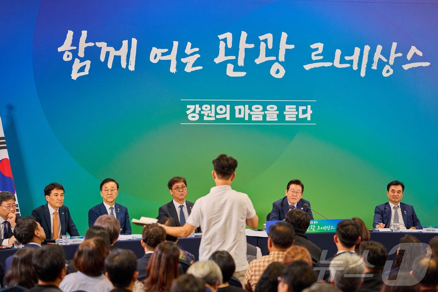 이재명 대통령이 지난 12일 강원 춘천시 강원창작개발센터에서 열린 &#39;강원의 마음을 듣다&#39; 타운홀 미팅에서 참석자들의 질문을 듣고 있다. &#40;이재명 대통령 SNS. 재판매 및 DB 금지&#41; 2025.9.13/뉴스1 ⓒ News1 이재명 기자