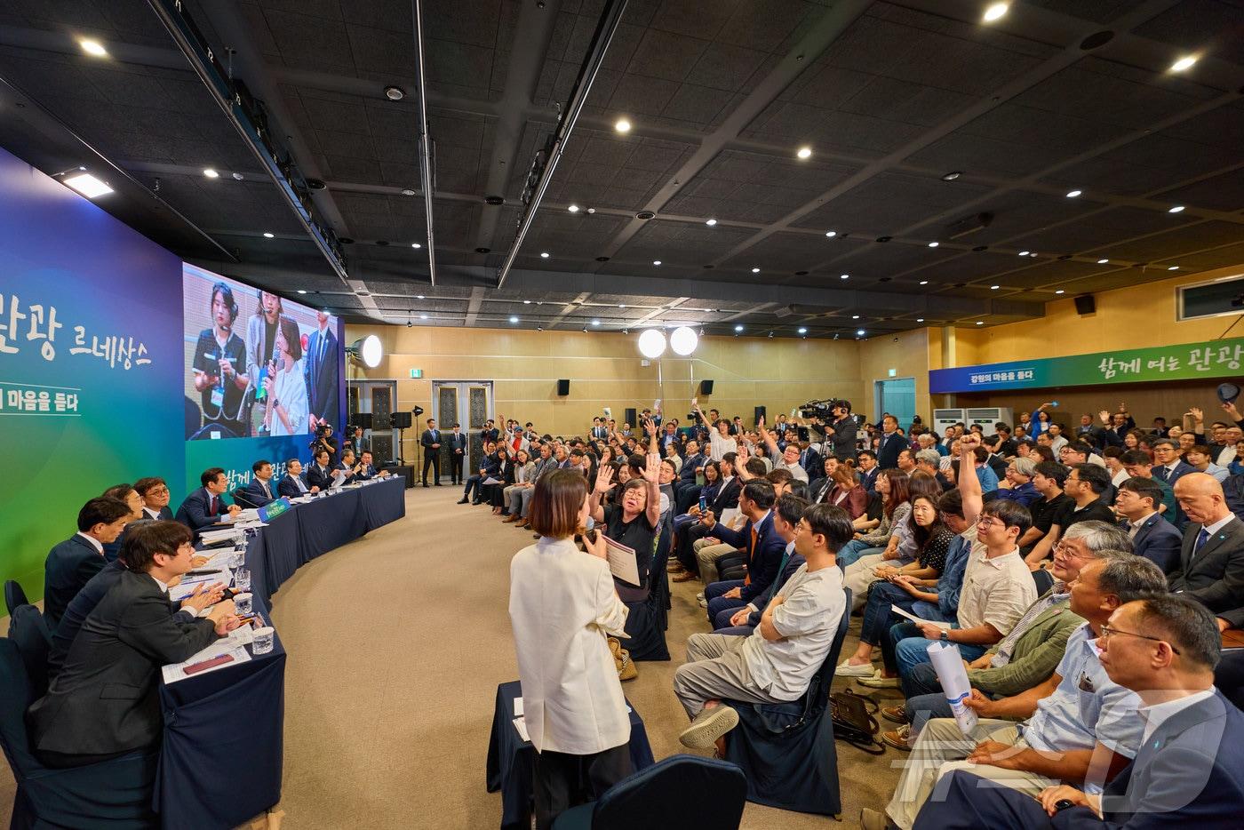 이재명 대통령이 지난 9월 12일 강원 춘천시 강원창작개발센터에서 열린 &#39;강원의 마음을 듣다&#39; 타운홀 미팅에서 참석자들의 질문을 받고 있다. &#40;이재명 대통령 SNS. 재판매 및 DB 금지&#41; 2025.9.13/뉴스1 ⓒ News1 이재명 기자