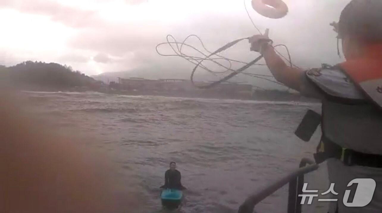 본문 이미지 - 강원 양양군 현남면 인근 해양서 서핑하다 표류한 남성 구조하는 속초해경.&#40;속초해경 제공, 재판매 및 DB금지&#41;