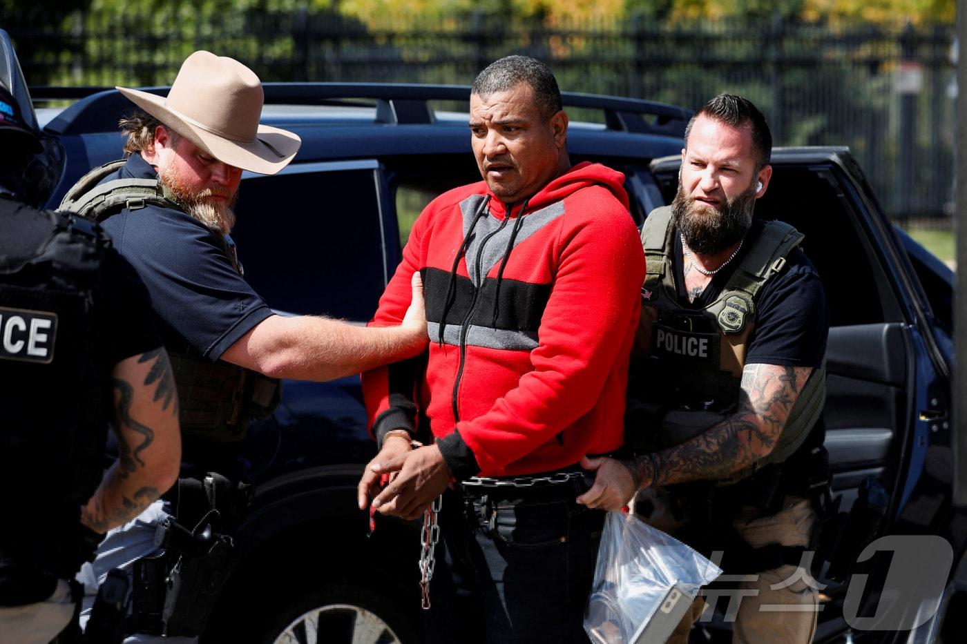 미국 일리노이주 시카고에서 9일&#40;현지시간&#41; 이민세관단속국&#40;ICE&#41; 요원들이 한 이주민을 체포하고 있다. 2025.9.9. ⓒ 로이터=뉴스1