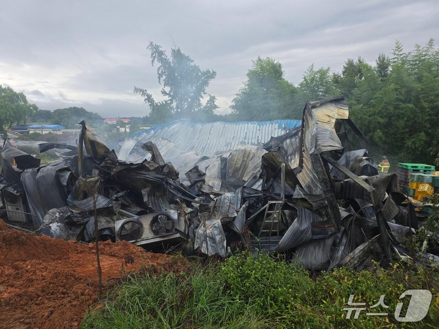 본문 이미지 - 13일 오전 6시 2분께 전북 익산시 금마면 갈산리 농산물 보관 창고에서 화재가 발생했다.&#40;소방제공. 재판매 및 DB금지&#41;2025.9.13/뉴스1