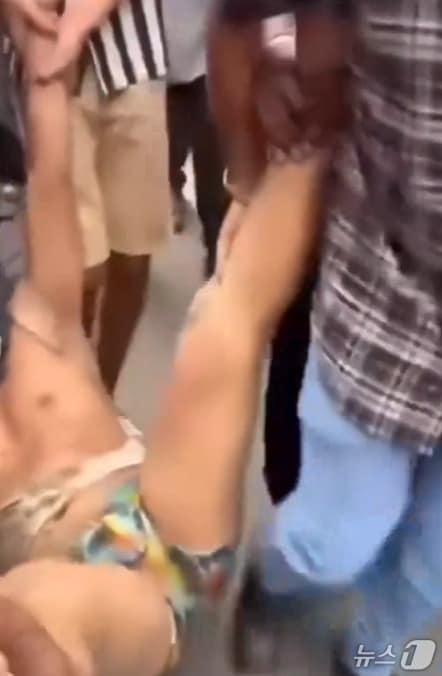 본문 이미지 - 네팔 재무장관으로 추정되는 남성이 속옷만 입은 채 시위대에 끌려가는 모습. &#40;출처=엑스&#41; 2025.9.13./뉴스1