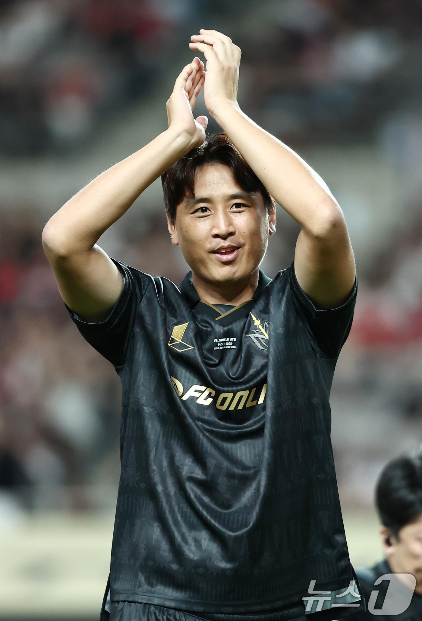 본문 이미지 - 서울 마포구 서울월드컵경기장에서 열린 '2025 아이콘매치: 창의 귀환, 반격의 시작' 이벤트 매치에서 FC 스피어 구자철이 관중들을 향해 인사하고 있다. 2025.9.13 ⓒ 뉴스1 김민지 기자