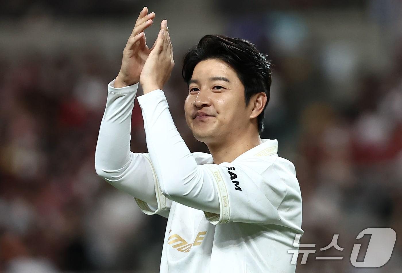 13일 오후 서울 마포구 서울월드컵경기장에서 열린 &#39;2025 아이콘매치: 창의 귀환, 반격의 시작&#39; 이벤트 매치에서 실드 유나이티드 박주호가 관중들을 향해 인사하고 있다. 2025.9.13/뉴스1 ⓒ News1 김민지 기자