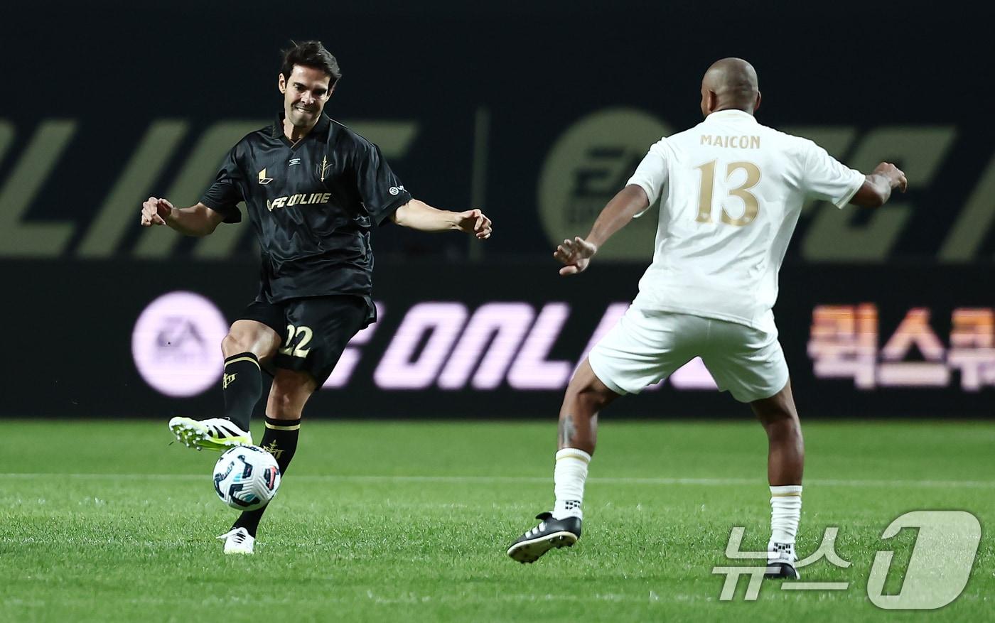 13일 오후 서울 마포구 서울월드컵경기장에서 열린 &#39;2025 아이콘매치: 창의 귀환, 반격의 시작&#39; 이벤트 매치에서 FC 스피어 카카가 실드 유나이티드 마이콘과의 1대1 경기에서 골을 넣고 있다. 2025.9.13/뉴스1 ⓒ News1 김민지 기자