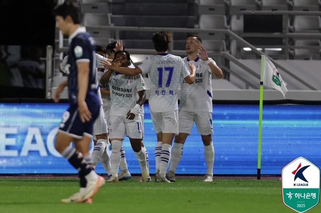 본문 이미지 - 수원 삼성이 서울 이랜드를 1-0으로 꺾었다.&#40;한국프로축구연맹 제공&#41; 