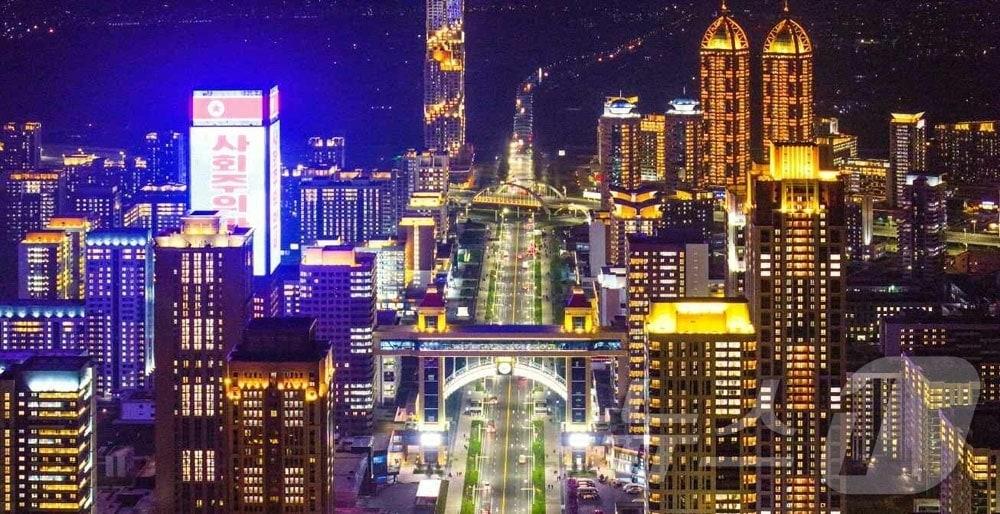 본문 이미지 - (평양 노동신문=뉴스1) = 북한 평양 거리 야경.(기사와 무관) [국내에서만 사용가능. 재배포 금지. DB 금지. For Use Only in the Republic of Korea. Redistribution Prohibited] rodongphoto@news1.kr