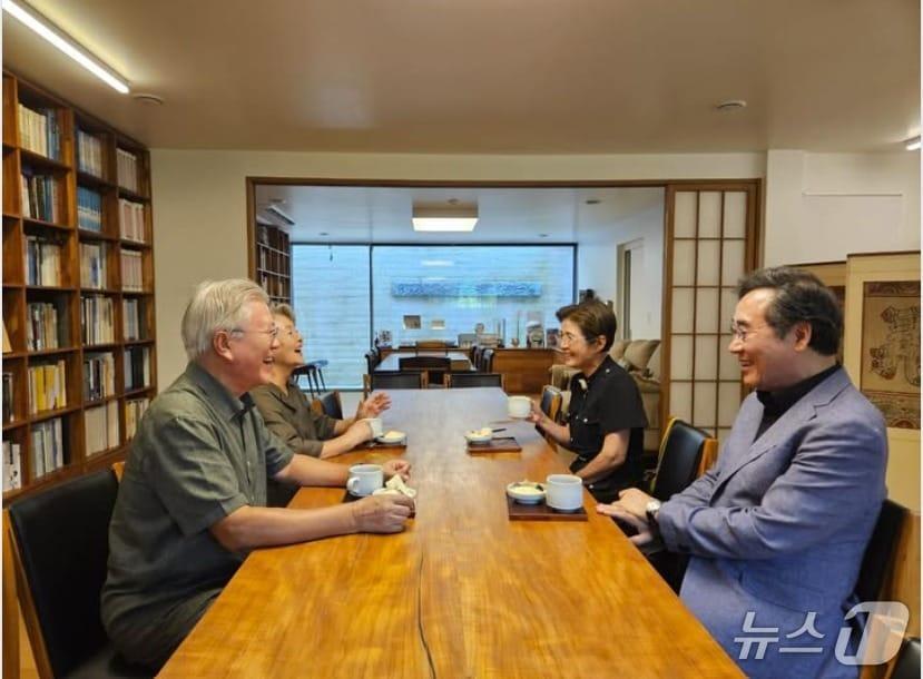 본문 이미지 -  문재인 전 대통령과 김정숙 여가 지난 12일 경남 양산 평산마을을 찾은 이낙연 전 국무총리 부부와 환담을 나누는 모습. 이 전 총리는 &#34;추석인사를 겸해 찾아 뵈었다&#34;며 13일 자신의 SNS에 이를 소개했다. &#40;SNS  갈무리&#41; ⓒ 뉴스1