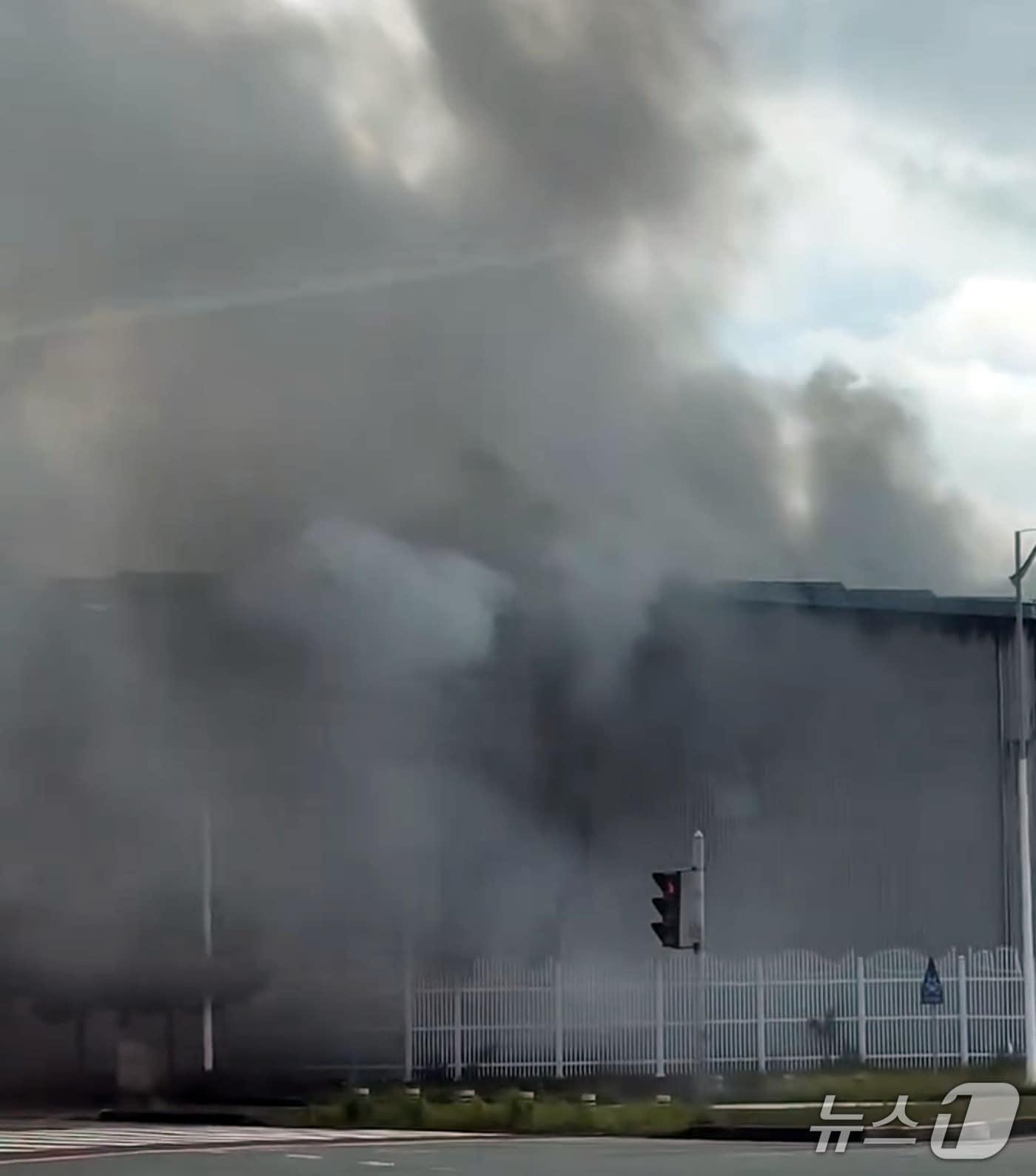 본문 이미지 - 지난 13일 오전 8시 38분쯤 전남 광양시 도이동의 한 폐자재 물류창고에서 불이 난 모습.&#40;독자 제공. 재판매 및 DB 금지&#41;