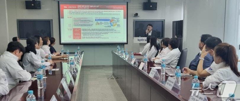 본문 이미지 - 기업대표단은 지난 10일 베이징 코트라 무역관을 방문해 중국 시장 진출 전략 등 수출활성화에 대한 설명을 듣고 있다.(부산시 제공. 재판매 및 DB금지)