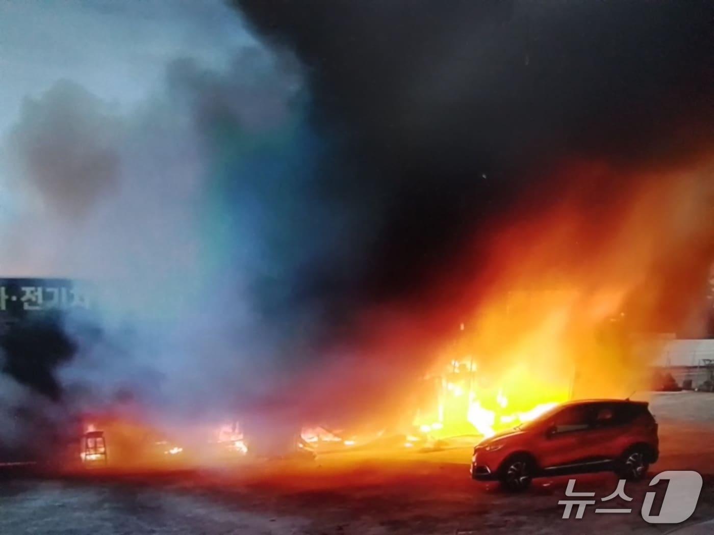 본문 이미지 -  14일 오전 6시8분쯤 제주 서귀포시 남원읍에 있는 자동차 공업사에 불이 났다는 신고가 119에 접수됐다(제주소방안전본부 제공. 재판매 및 DB금지)/뉴스1