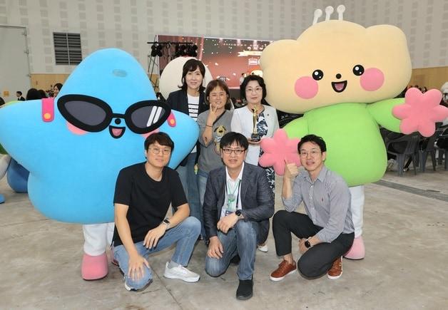 본문 이미지 - 충북교육청 홍보 캐릭터인 별이와 송이가 2025 대한민국 지자체 공공 캐릭터 페스티벌에서 &#39;정책 홍보 혁신상&#39;을 받았다.&#40;충북교육청 제공. 재판매 및 DB금지&#41;/뉴스1