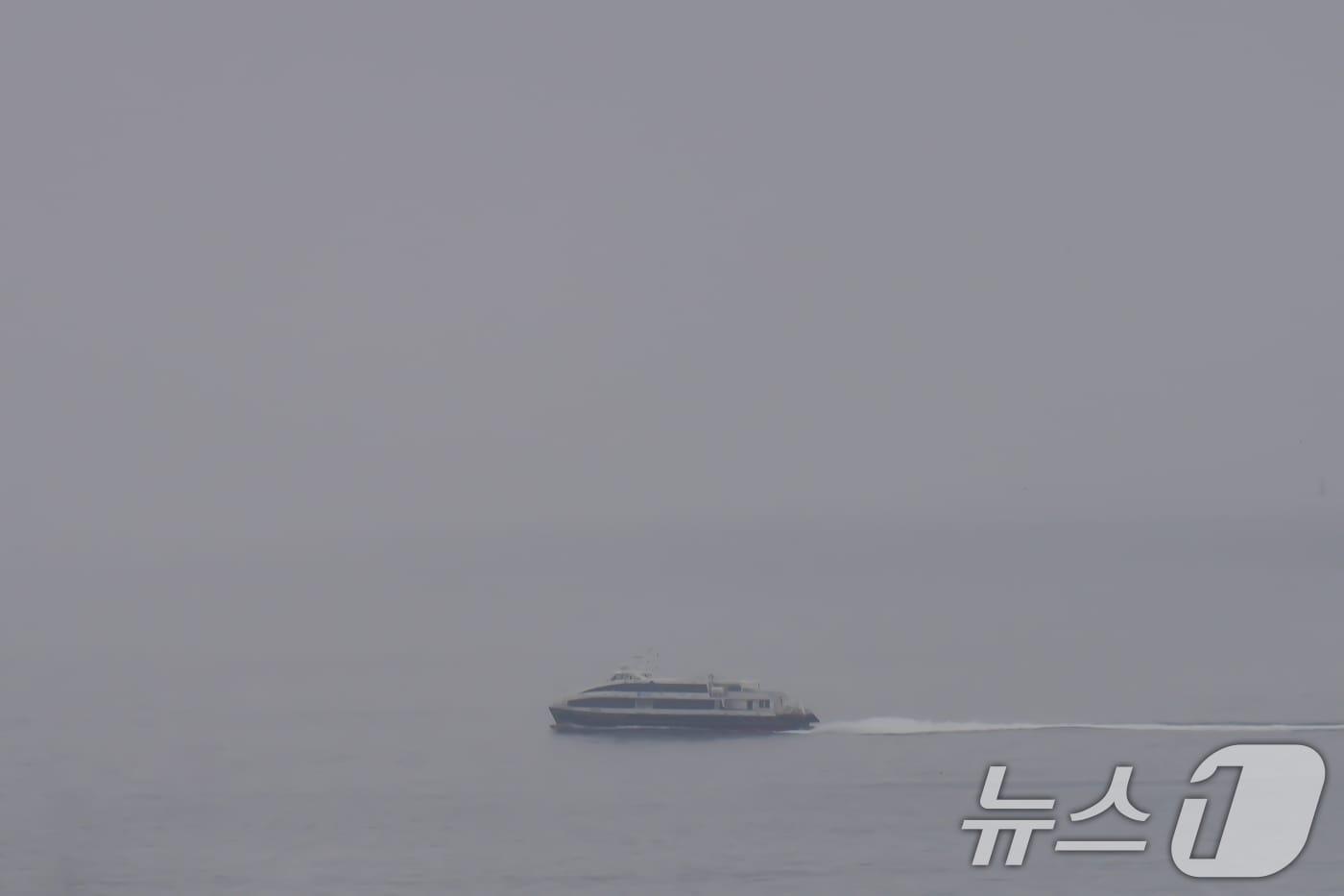 지난 9월14일 경북 포항여객선터미널을 떠난 포항~울릉 정기여객선 &#39;썬라이즈호&#39;가 해무를 뚫고 울릉도로 향하고 있다.  2025.9.14/뉴스1 ⓒ News1 최창호 기자