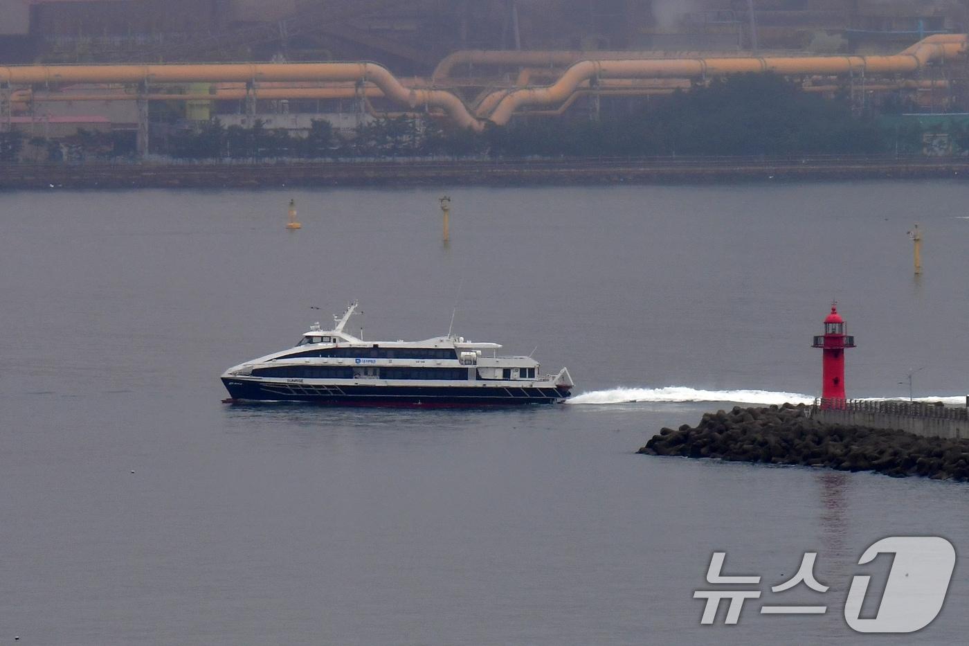지난 9월14일 경북 포항여객선터미널을 출항한 경북 포항~울릉 정기여객선인 대저페리의 &#39;썬라이즈호&#39;가 해무를 뚫고 울릉도로 달리고 있다. 2025.9.14/뉴스1 ⓒ News1 최창호 기자